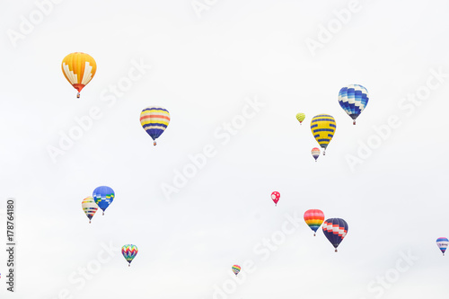 空に浮かぶカラフルな熱気球たち 砺波バルーンフェスタ