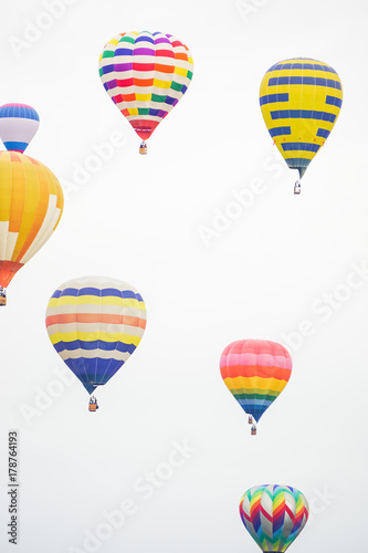 空に浮かぶカラフルな熱気球たち　砺波バルーンフェスタ
