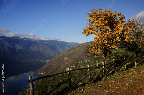 lago d'autunno in Italia