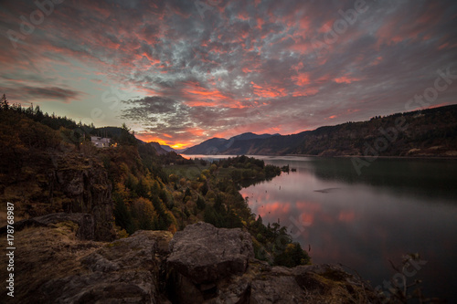 Valokuva Bright wide sunset in the Columbia Gorge