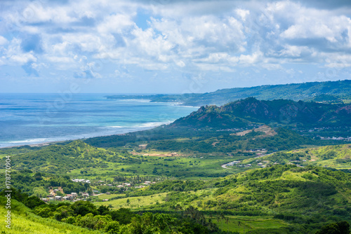 Fototapeta Widok od Czereśniowego drzewa wzgórza tropikalny wybrzeże karaibska wyspa Barbados