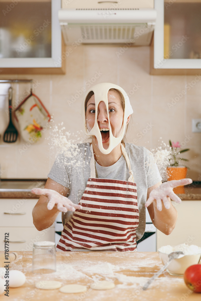 Funny Women Kitchen Pictures