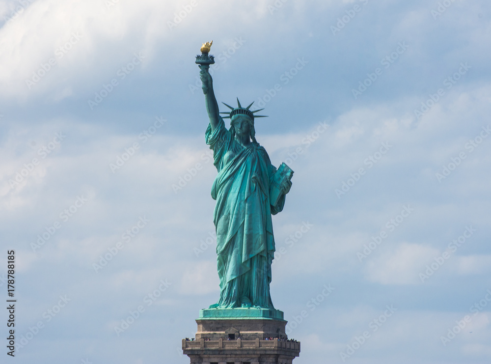 Fototapeta premium Statua Wolności. Nowy Jork, panorama Manhattanu z One World Trade Center (Freedom Tower) i rzeką Hudson, USA