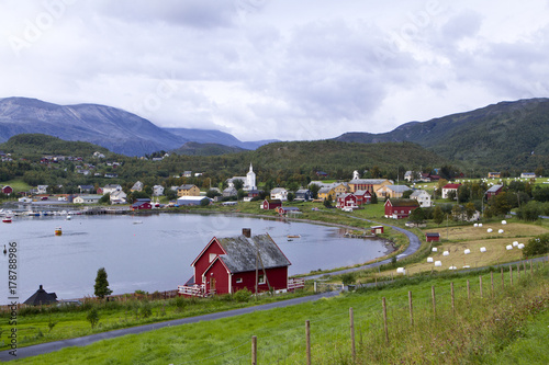 Paese sui fiordi norvegesi