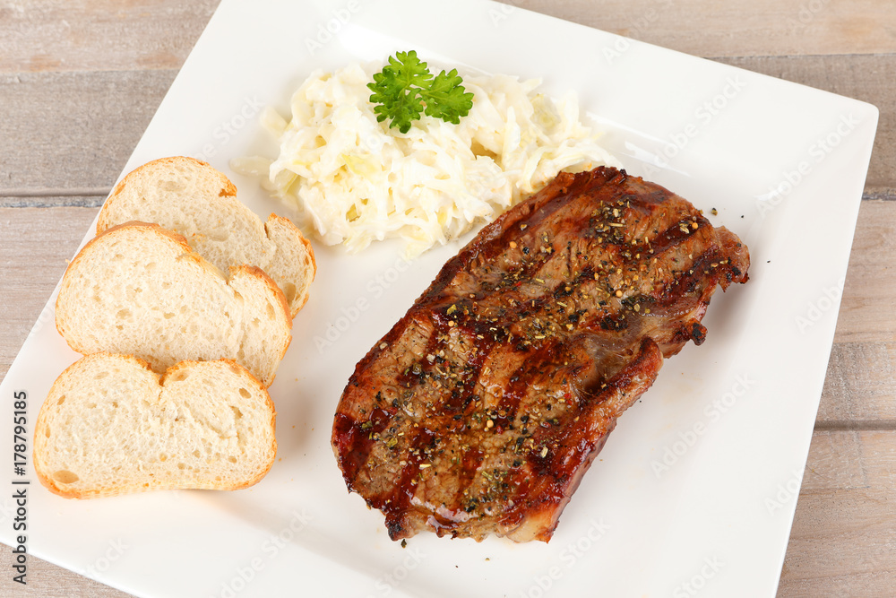 gegrilltes Rumpsteak mit Krautsalat gegrilltes Rumpsteak mit Krautsalat