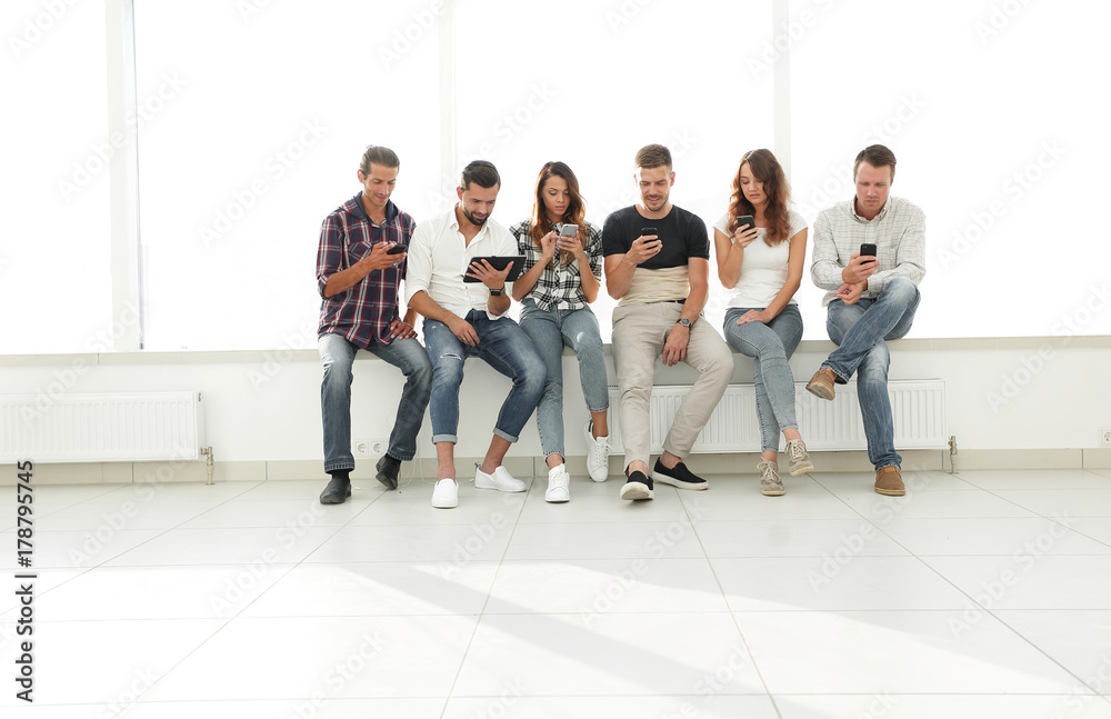 Obraz premium zespół biznesowy za pomocą nowoczesnych gadżetów