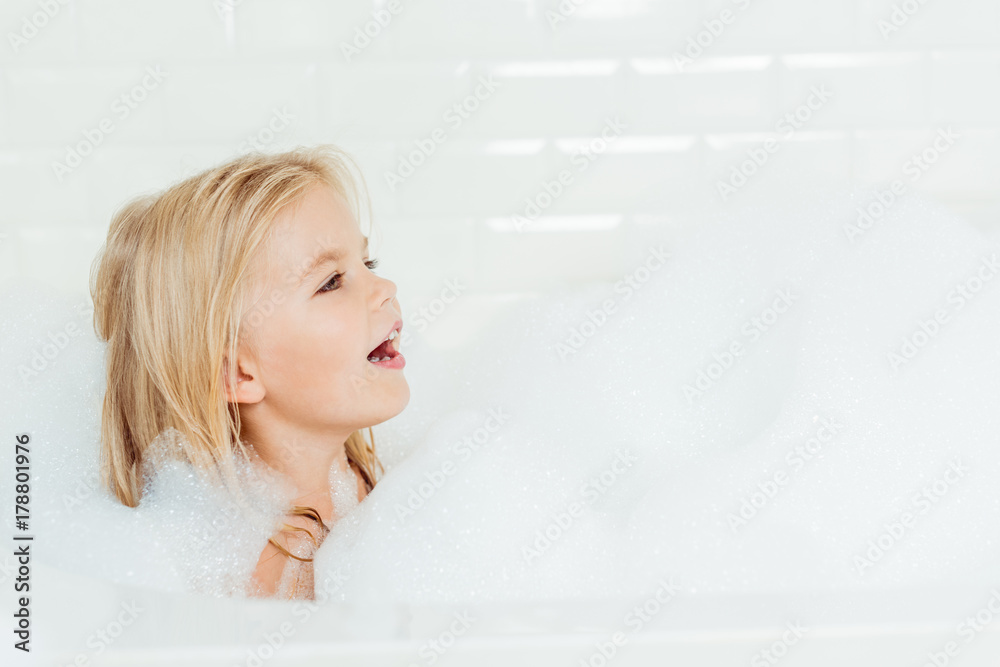 Naklejka premium adorable child in bathtub