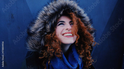 Mujer joven con un gorro de pelo de invierno