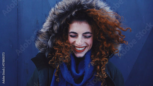 Mujer joven con un gorro de pelo de invierno