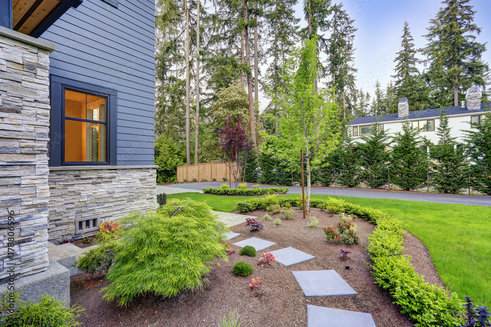 Fototapeta premium Modern home exterior in Bellevue.