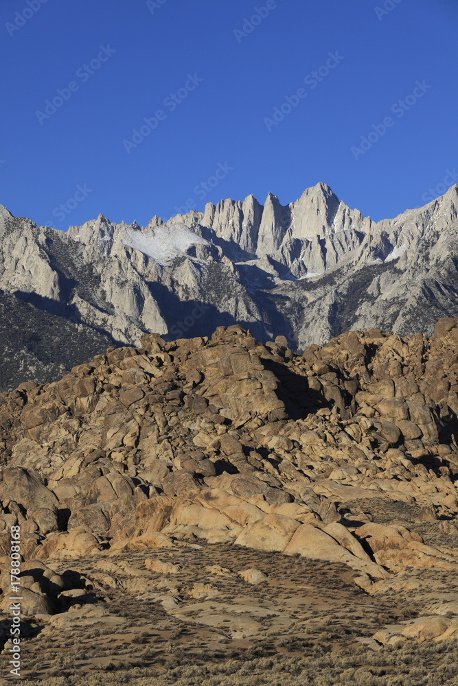 アラバマ・ヒルズの奇岩群とホイットニー山