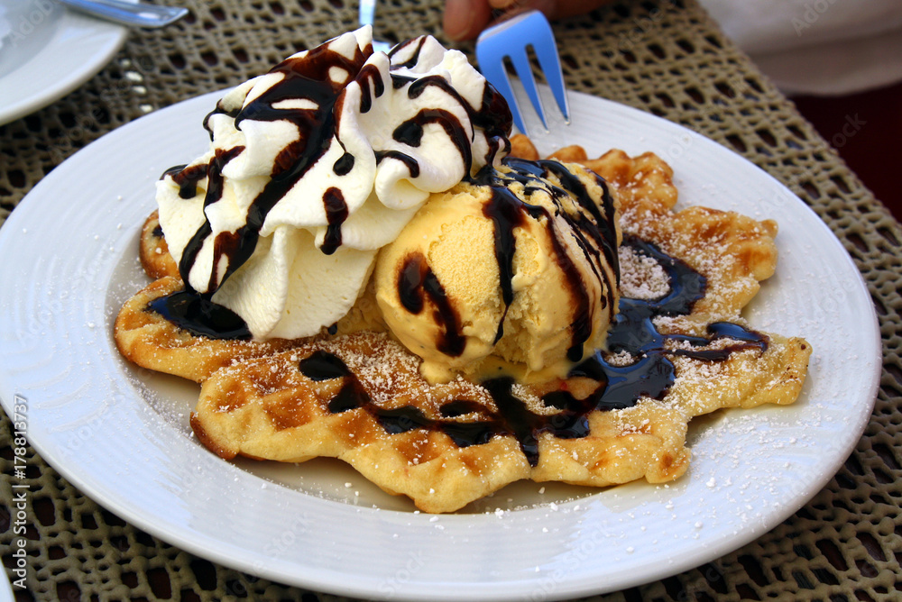 Waffeleis mit Schlagsahne Waffeleis mit Schlagsahne