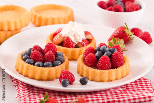 Tartlets with forest fruits. 
