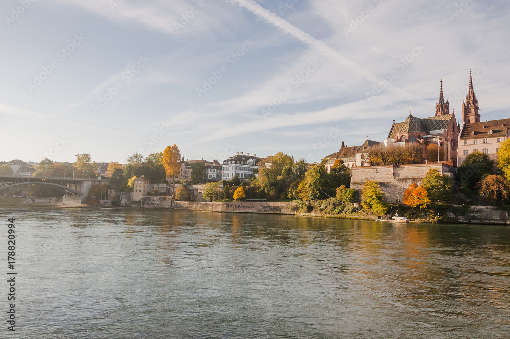 Fototapeta premium Basel, Stadt, Münster, Kirche, Pfalz, Rhein, Rheinufer, Rheinfähre, Fähre, Altstadt, Altstadthäuser, Wettsteinbrücke, Herbst, Schweiz