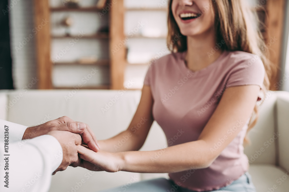 Naklejka premium Girl with psychologist