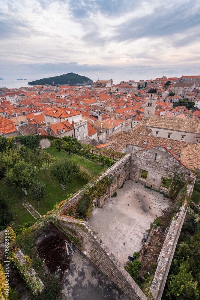 Blick auf Altstadt Dubrovnik und zerstörtem Gebäude von der Stadtmauer