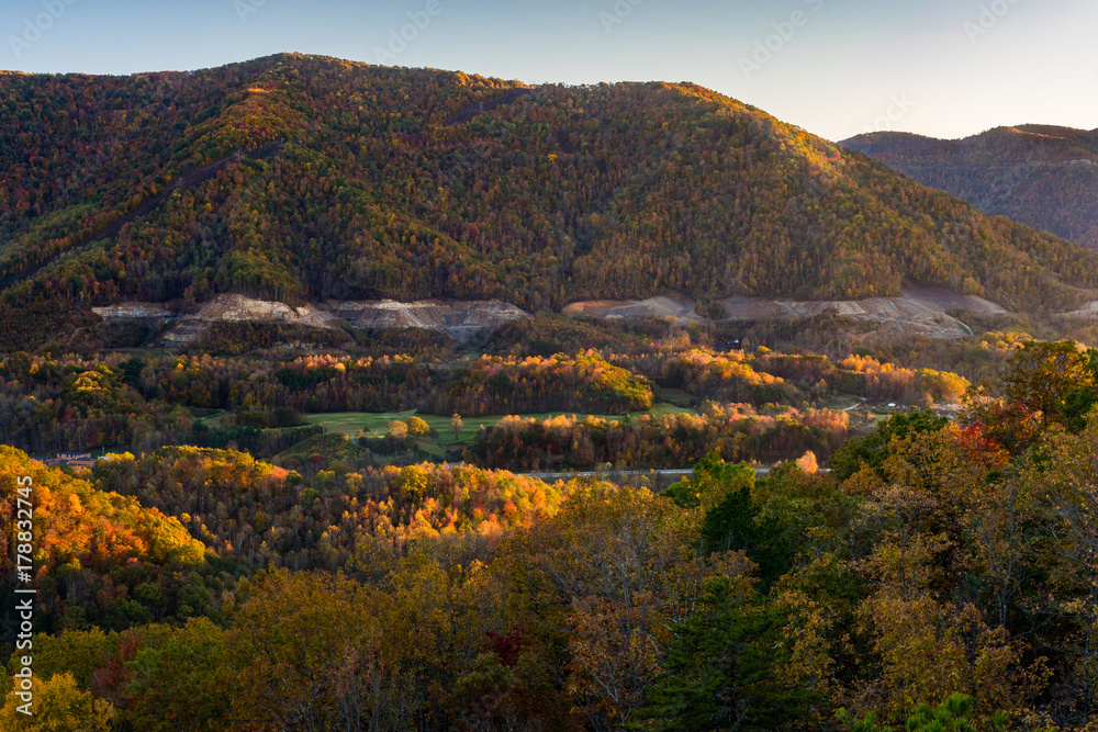 Fototapeta premium Mountain and Valley at Sunset in Autumn