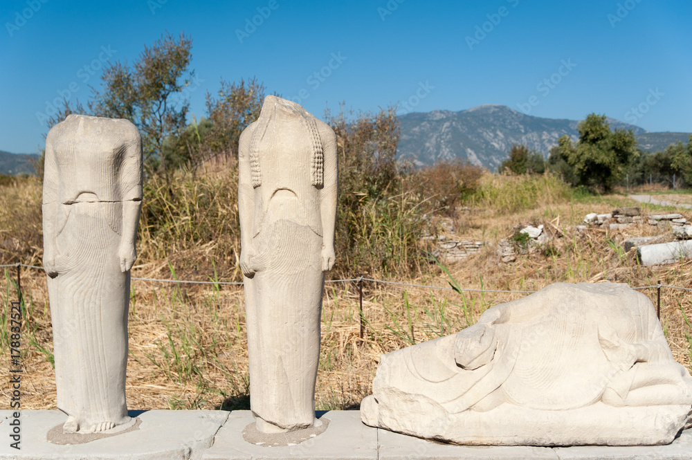 Fototapeta premium Statuen Ireon Heiligtum der Hera