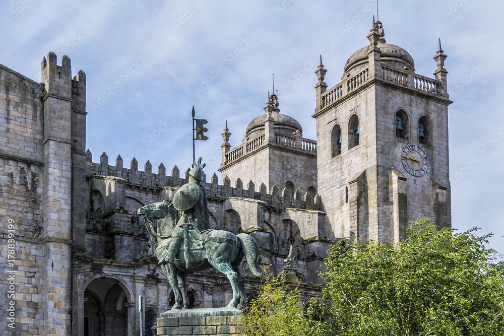 Fototapeta premium Equestrian statue of Vimara Peres next to Porto Cathedral (Se do Porto). Vimara Peres was a IX century nobleman from Kingdom of Asturias and first ruler of the County of Portugal. Porto, Portugal.