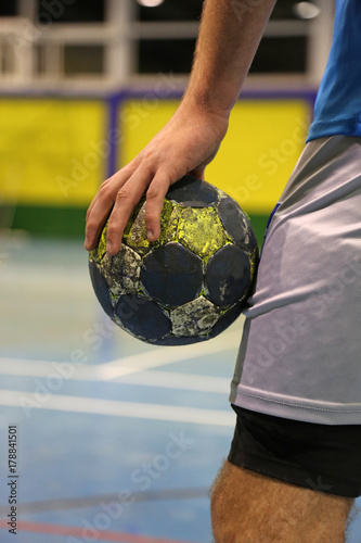 jugador de balonmano con el balon en la mano U84A3030-f17