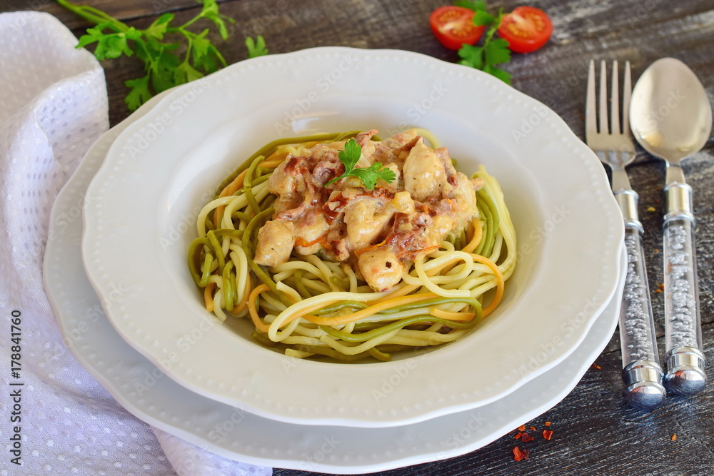 Pasta with chicken fillet, sun dried tomatoes and bacon