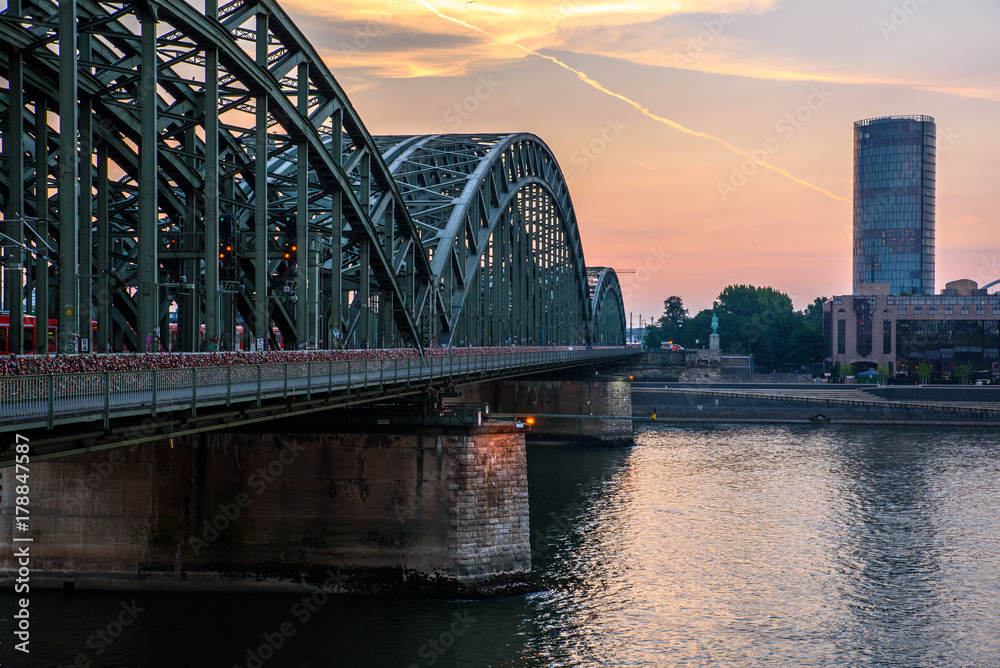 Sonnenaufgang am Rhein in Köln mit Sehenswürdigkeiten