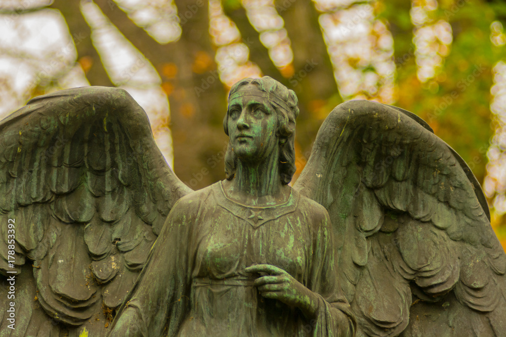 Obraz premium Angel Sculpture on Graveyard