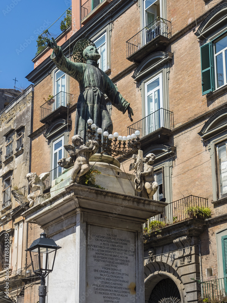 Statue Monumento a San Gaetano, Neapel, Kampanien, Italien