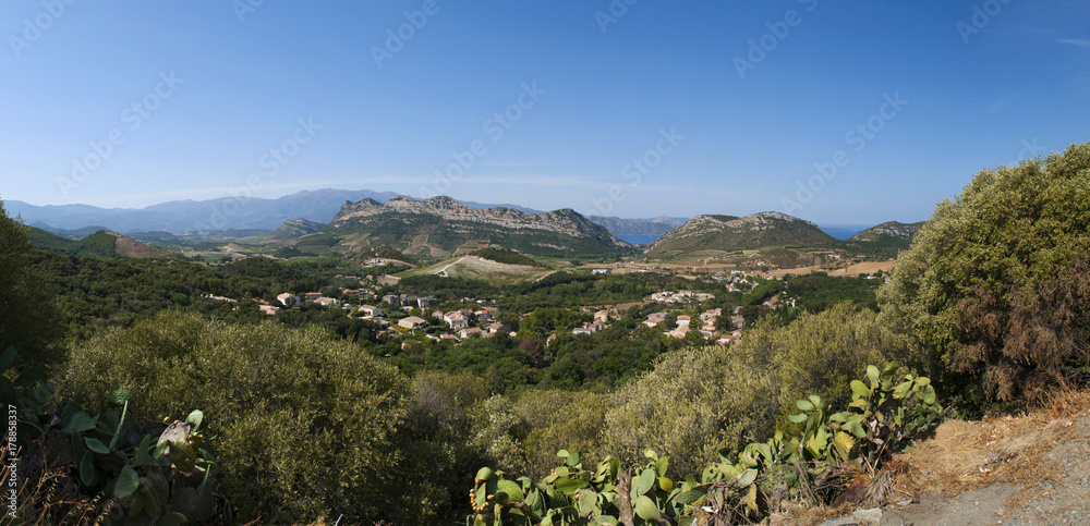 Corsica, 28/08/2017: vista panoramica del paesaggio selvaggio dell'Alta Corsica con le montagne circondate da colline verdi, vigneti e campi di grano