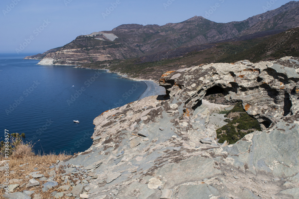 Corsica, 28/08/2017: il paesaggio selvaggio dell'Alta Corsica con vista sul Mar Mediterraneo, le rocce, le scogliere e la spiaggia circondata dalla macchia mediterranea