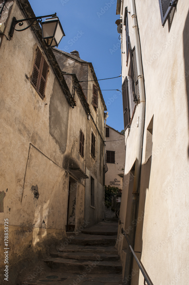 Corsica, 28/08/2017: i vicoli e le case di Nonza, uno dei borghi più famosi della costa occidentale di Capo Corso