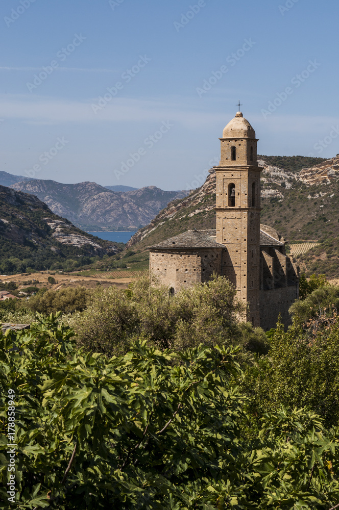 Corsica, 28/08/2017: vista panoramica della chiesa di San Martino (XVI secolo) a Patrimonio, villaggio dell'Alta Corsica circondato da colline verdi e vigneti
