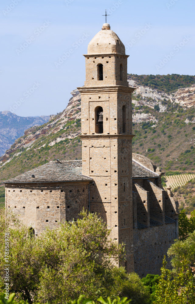 Corsica, 28/08/2017: vista panoramica della chiesa di San Martino (XVI secolo) a Patrimonio, villaggio dell'Alta Corsica circondato da colline verdi e vigneti