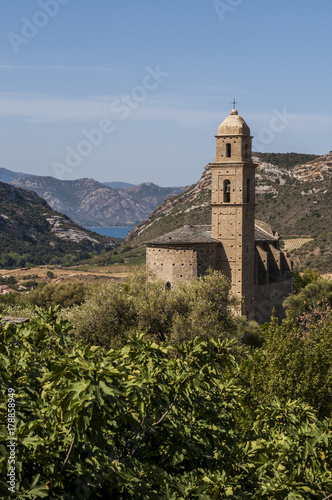Corsica  28 08 2017  vista panoramica della chiesa di San Martino  XVI secolo  a Patrimonio  villaggio dell Alta Corsica circondato da colline verdi e vigneti