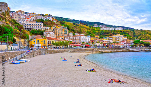 Fototapeta Naklejka Na Ścianę i Meble -   the beach and the promenade along with bathers and tourists Pizzo Calabro Italy