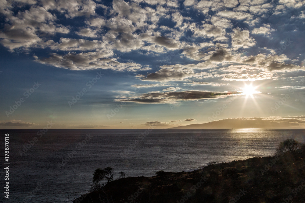 Sonnenuntergang über Lanai an der Westküste von Maui, Hawaii, USA.
