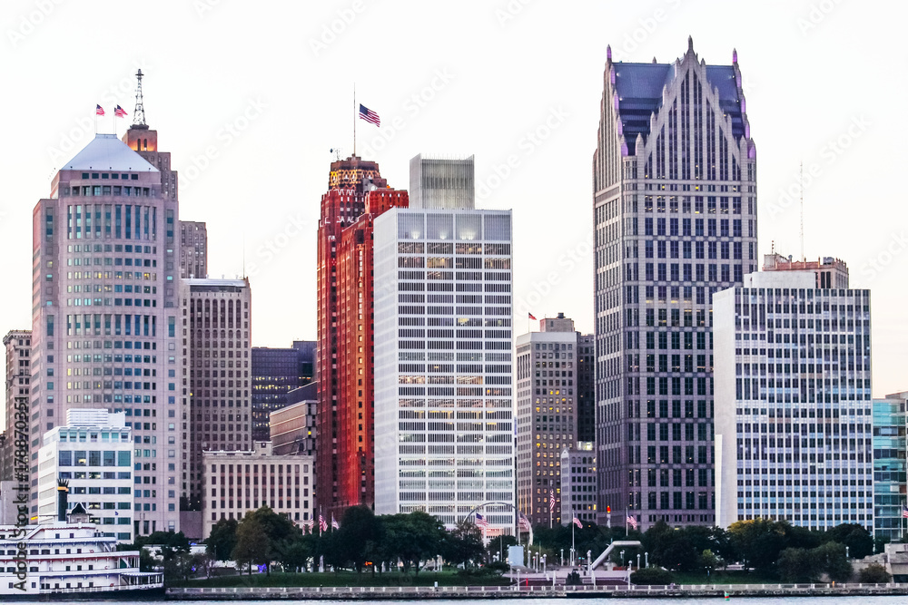 Obraz premium Iconic Buildings lining the Detroit River Waterfront as viewed from Windsor, Ontario, Canada at dusk.