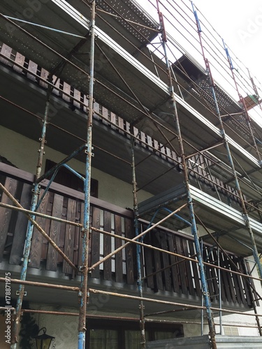cantiere muratore gru sollevare pesi tetto carpentiere ristrutturare lavorare edilizia