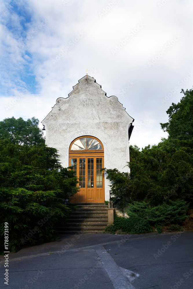 Obraz premium Calvary Chapel in front of Church of Saint Lawrence, Prague