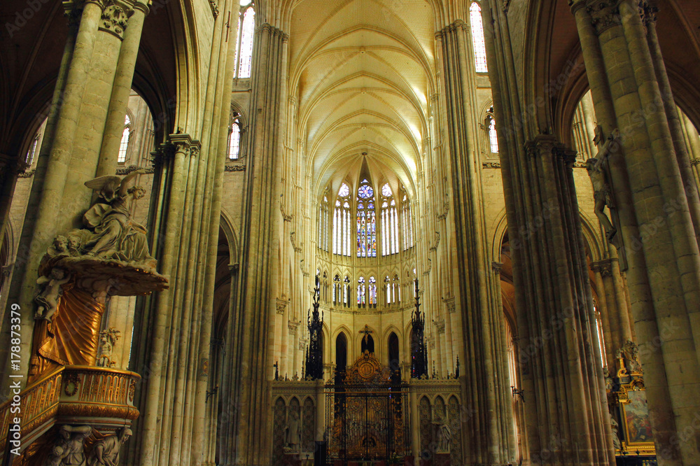 Naklejka premium interieur de la cathedrale d'amiens