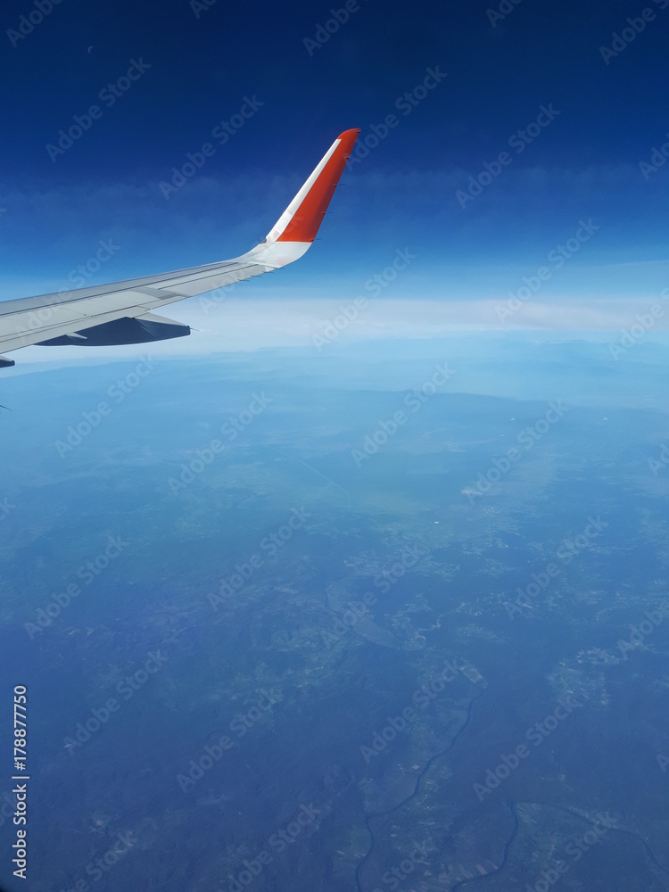 The wing and the Earth The wing and the Earth