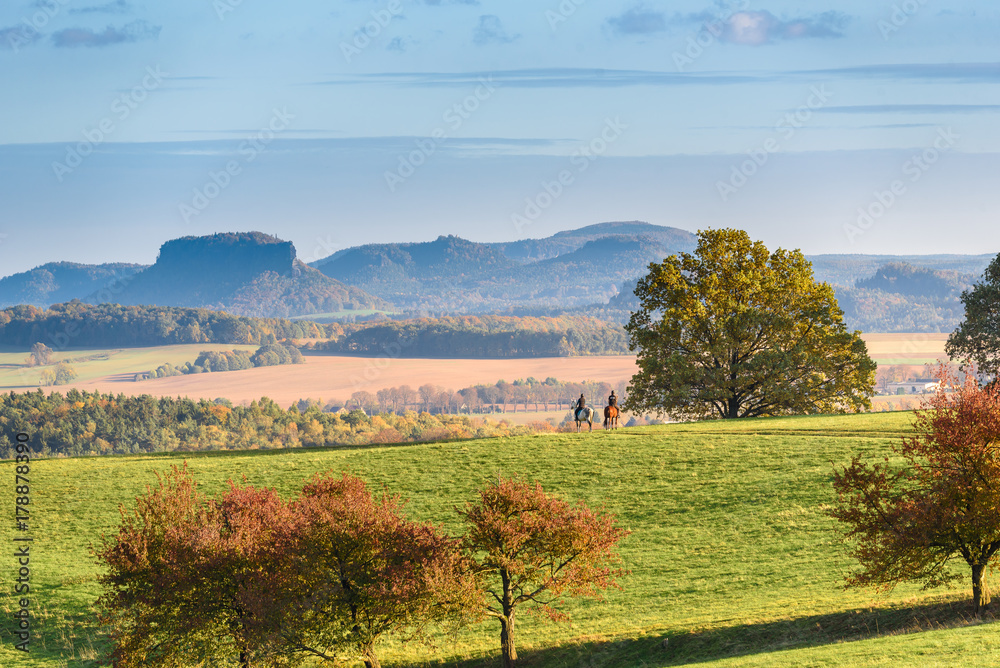 Schönfelder Hochland - Reiter mit Blick auf die Sächsische Schweiz Schönfelder Hochland - Reiter mit Blick auf die Sächsische Schweiz