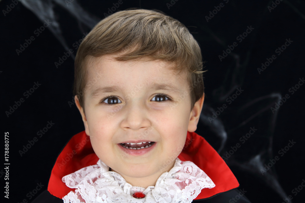 niño con disfraz de vampiro en fondo negro Stock Photo | Adobe Stock