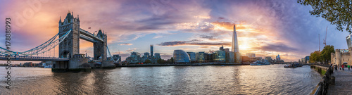 Obraz panorama Londynu, od mostu Tower Bridge, o zachodzie słońca