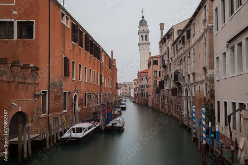 Rio dei Greci mit Turm der Chiesa San Giorgio dei Greci, Venedig © pit24