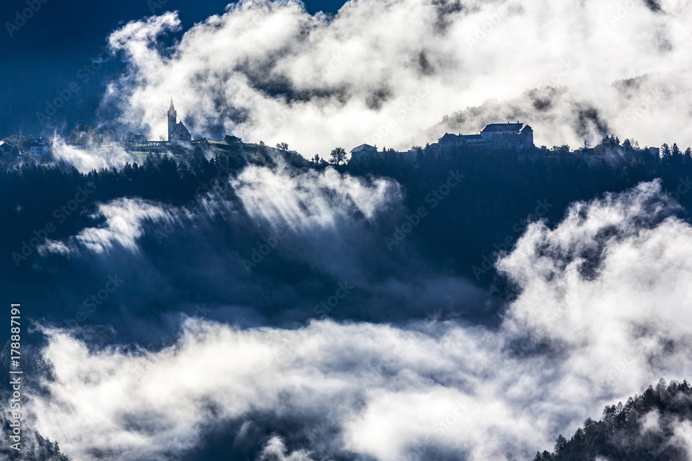 Mystische Morgenstimmung mit Wolken am Schloss Rodenegg im Pustertal, Südtirol