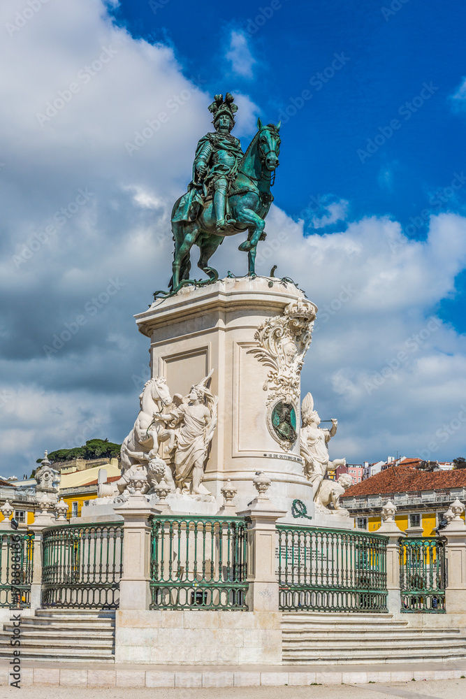 Joseph der I. von Portugal, Reiterstatue vor dem Triumphbogen im