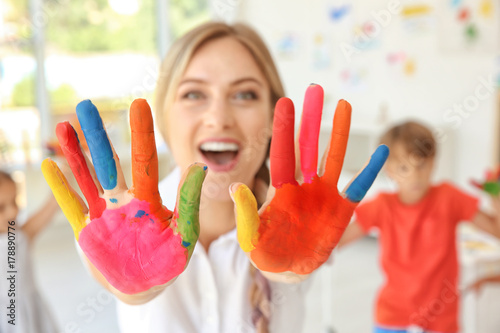 Young female art teacher wi...