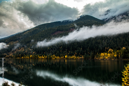 Herbstliches Nebelgebirge