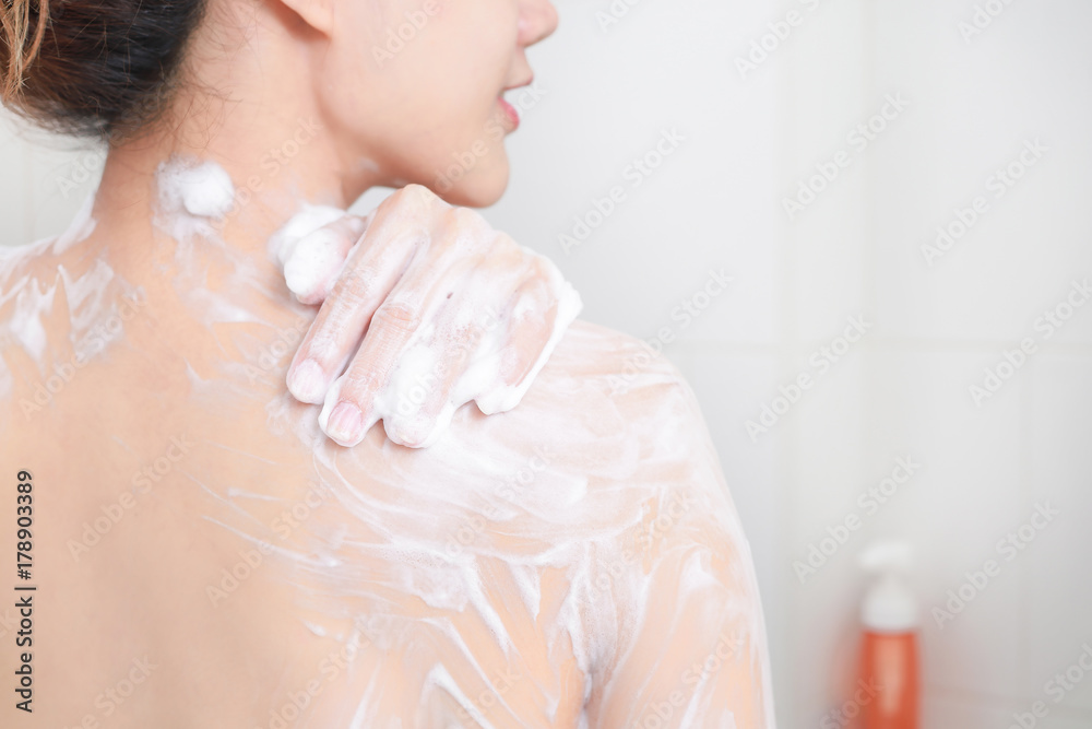Naklejka premium Woman taking a shower enjoying with foam bath.